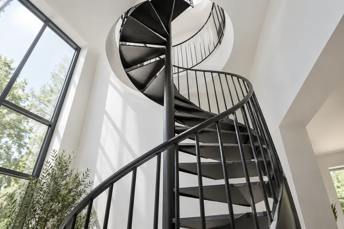 Escalier hélicoïdal métal : encombrement, confort et pose